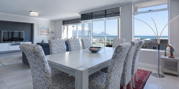 Un tapis dans la salle à manger : une excellente idée pour votre intérieur