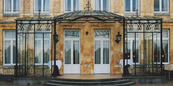 Découvrez les avantages d'une marquise : style, protection et plus encore !